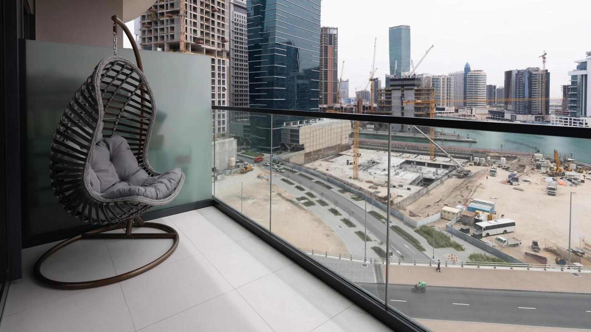 Keyrock Living - Zada 1Br With Pool & Gym Access Apartment Dubai